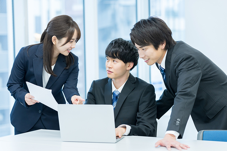デスクで快適に働くオフィスワーカー